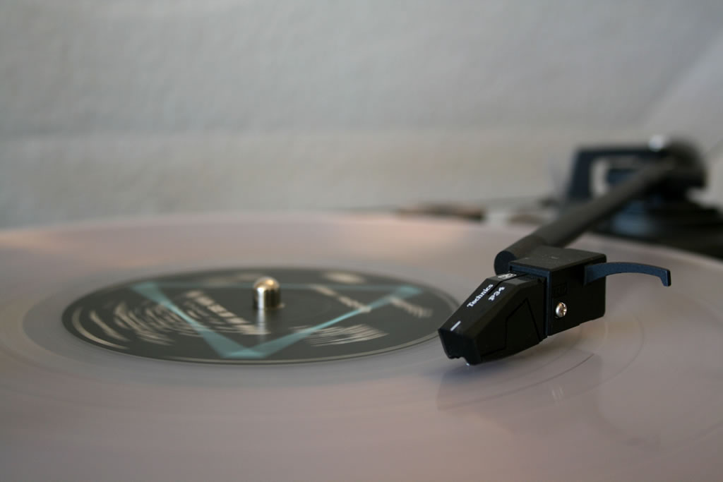 Technics turntable playing Dark Side of the Moon clear vinyl