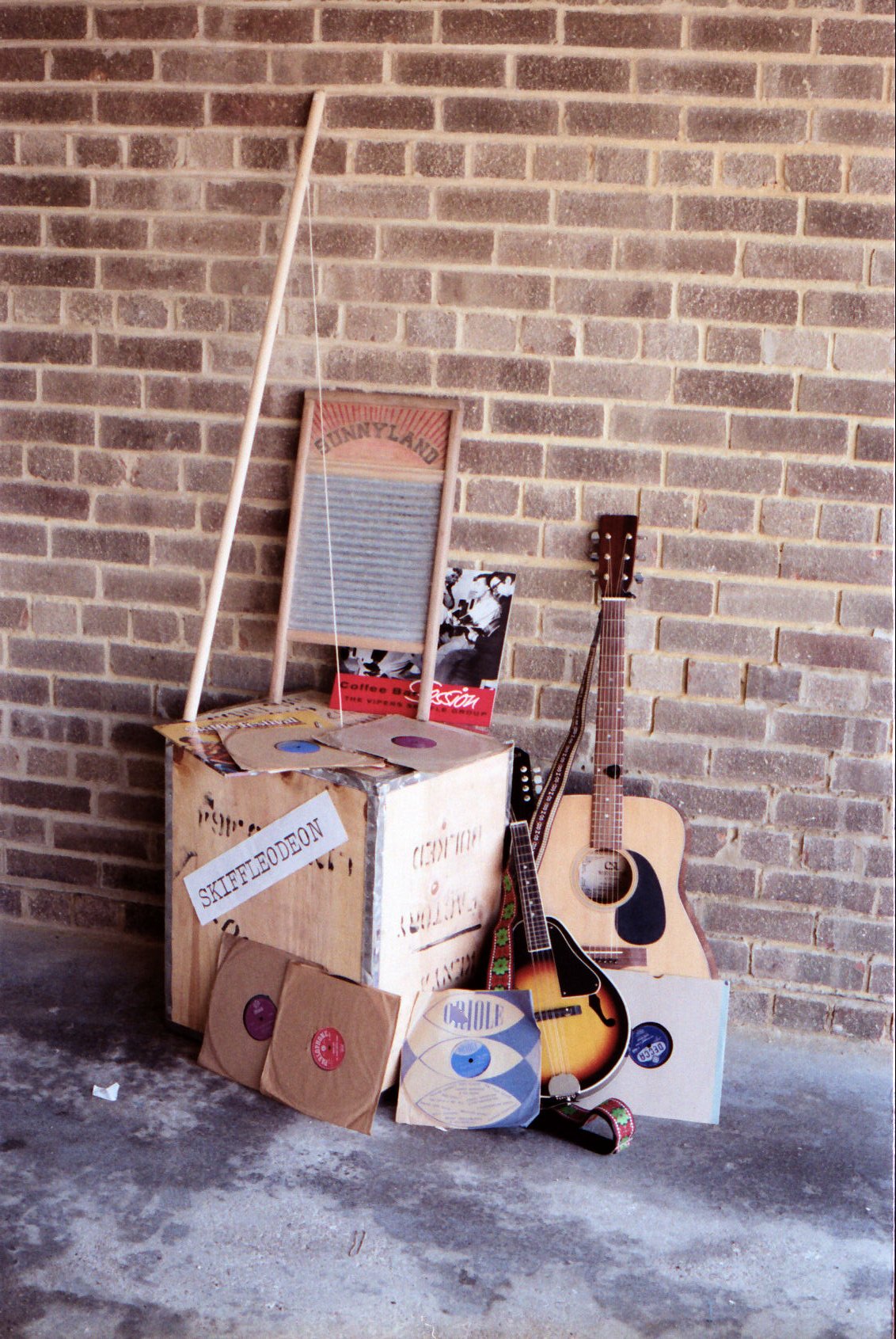 Skiffle equipment, 1985.jpg
