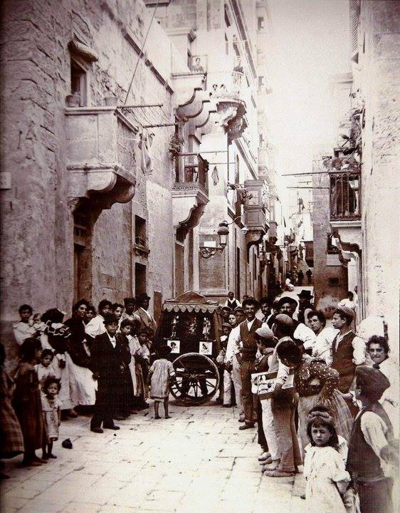 Richard Ellis, Organ scene in Bull Street.jpg