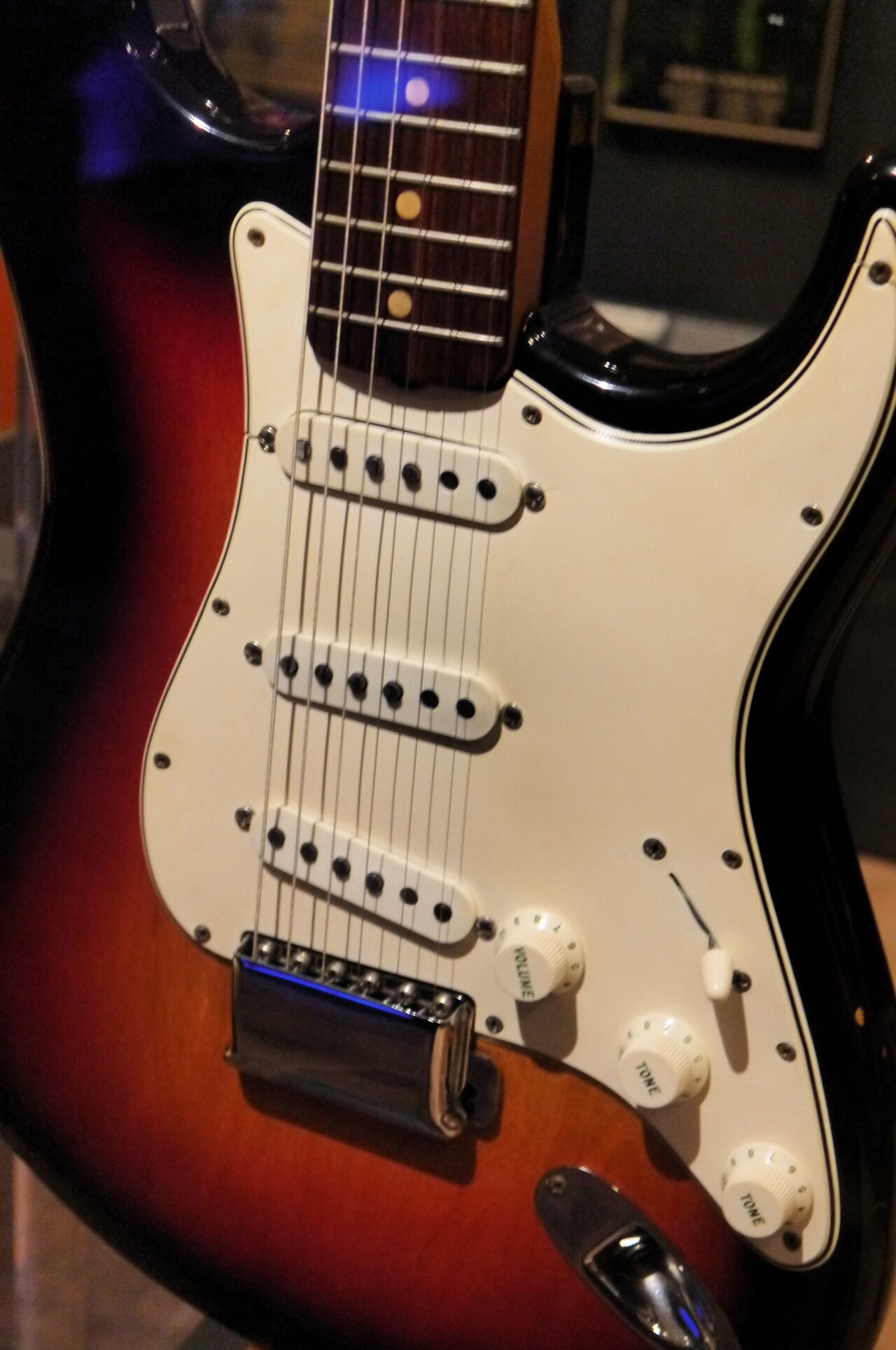 Bob Dylan's Fender Stratocaster in 3 tone sunburst, played when Dylan Goes Electric at Newport Folk Festival on July 25, 1965. Lost ca.1965, rediscovered in 2012 - Play It Loud. MET (2019-05-13 19.46.56 by Eden, Janine and Jim)
