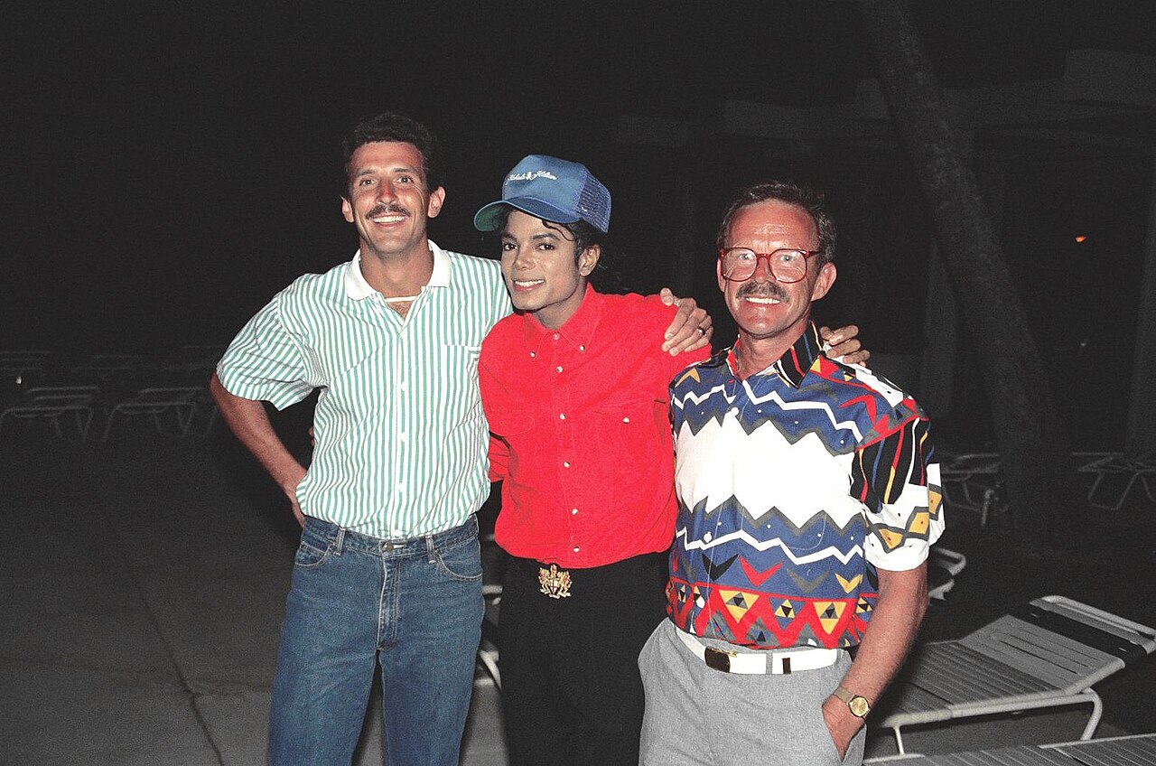 Michael Jackson with fans, 1988 (3662753790)
