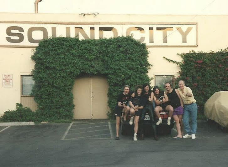 Parte del staff de Rata Blanca en Sound City Studios, un estudio de grabación en Los Ángeles, California, Estados Unidos, conocido como uno de los más exitosos en la música popular