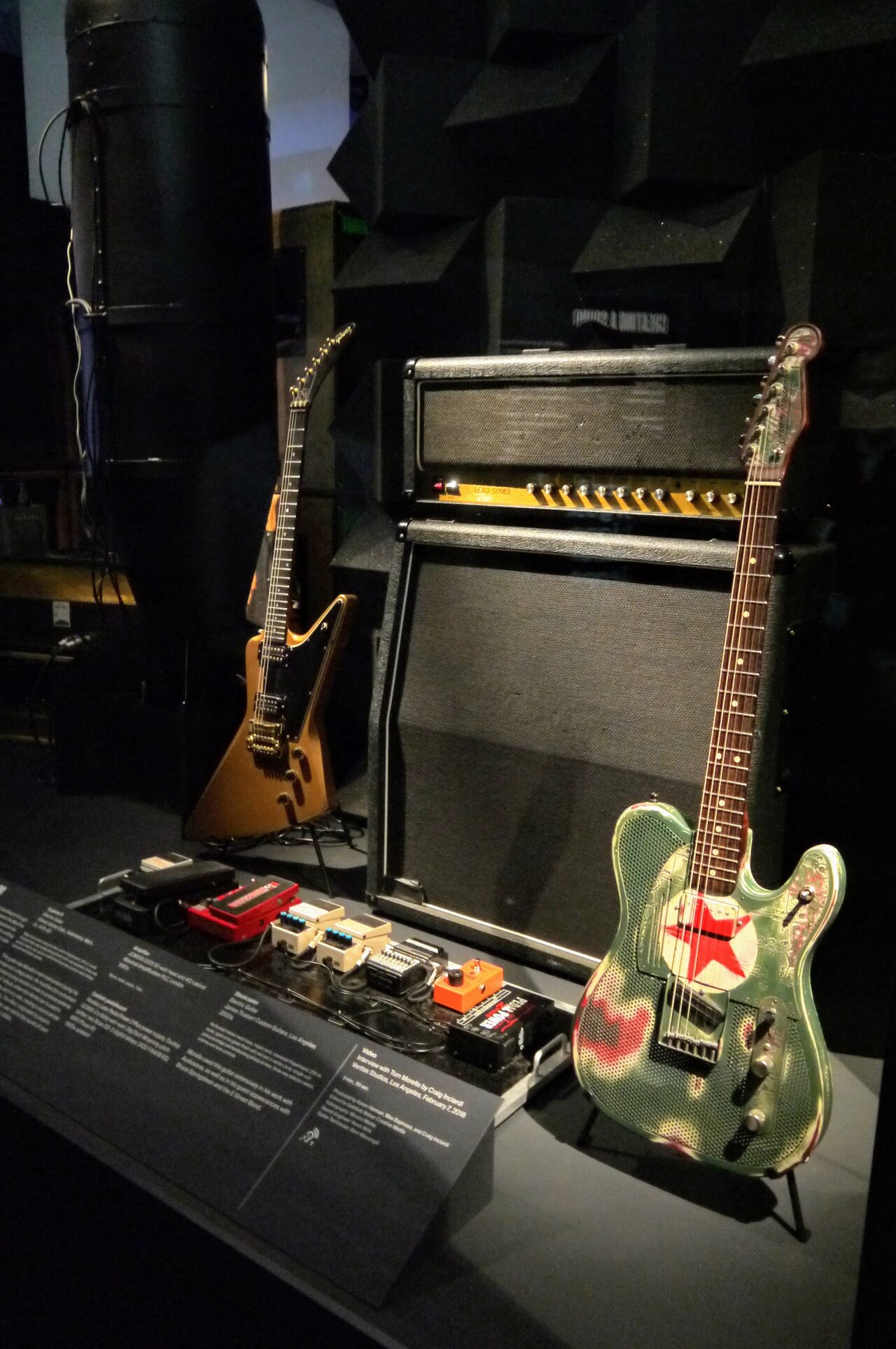 Tom Morello's Rig (1980s-2000s) Gibson Explorer II, James Trussart Steelcaster, Marshall JCM800 & 412cab, pedals(Whammy,CryBaby,DOD EQ,2BossDDelay,MXR Phase90,VoodooLabs) - Play It Loud. MET (2019-05-13 19.08.04 by Eden, Janine and Jim).jpg