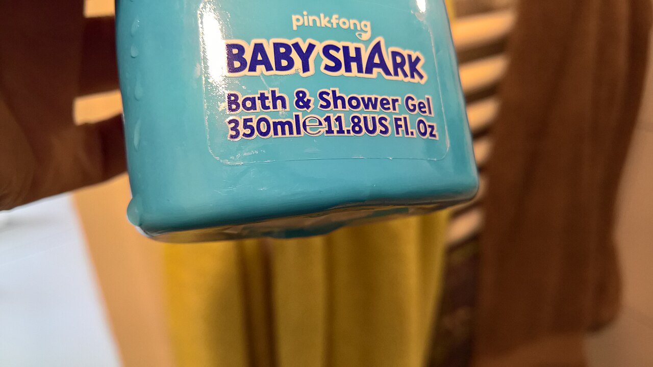 Pinkfong Baby Shark Bath & Shampoo Gel, Hillegersberg, Rotterdam (2021).jpg